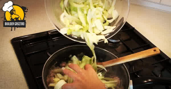 Cukkinis tészta pulykával - elkészítés